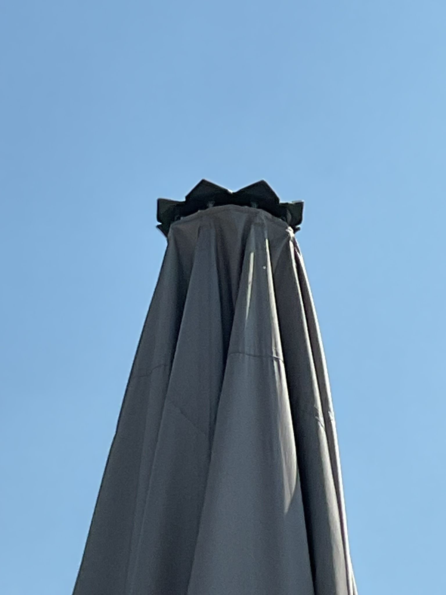Großer stabiler Sonnenschirm für Restaurant und Terrasse